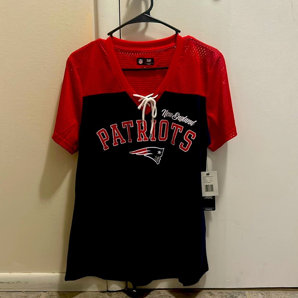 Patriots team shirt. Size: XL women’s. colors: navy blue and red